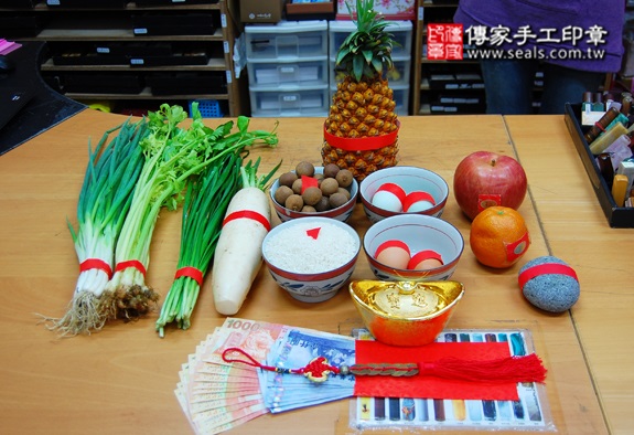 吳寶寶(新北永和區嬰兒寶寶滿月剃頭理髮、免費嬰兒剃胎毛儀式吉祥話)。中國風會場，爸媽寶貝免費穿「日中韓」古裝禮服。專業拍照、DVD光碟、證書。★購買「臍帶章、肚臍章、胎毛筆刷印章」贈送：剃頭、收涎、抓周，三選一。 2015.10.12 照片1